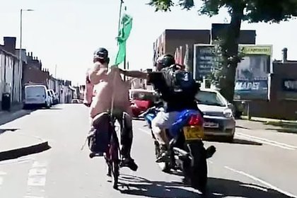 picture: Мотоциклист напал на голого велосипедиста и отрезал кусок уха полицейскому