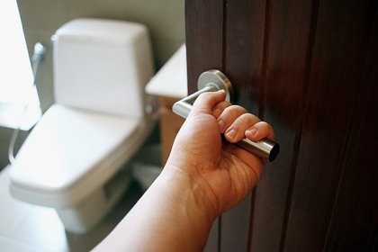 picture: Девушка опозорила брата перед его друзьями за неряшливость в туалете