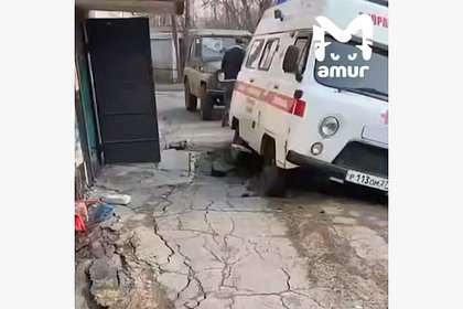 picture: В российском регионе машина скорой провалилась в глубокую яму