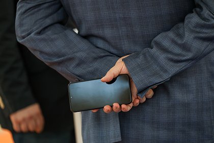 picture: Россиянам назвали способы защиты от подглядывающих в смартфоны мошенников