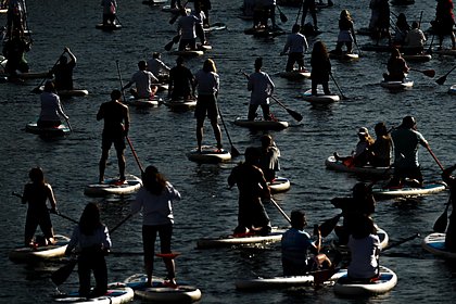 picture: Хабаровчане устроили массовый заплыв на сапах под «Клубничной луной»